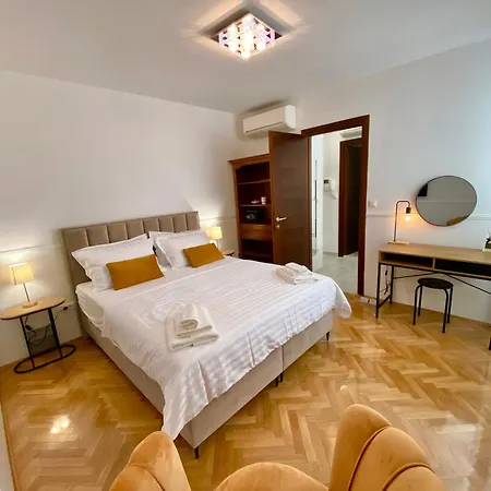 Center Gold With Private Garage Appartamento *