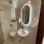 Center Gold With Private Garage Apartment