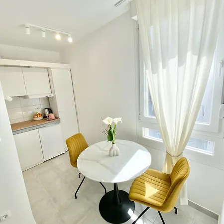 Center Gold With Private Garage Split