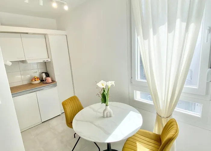 Center Gold With Private Garage Split