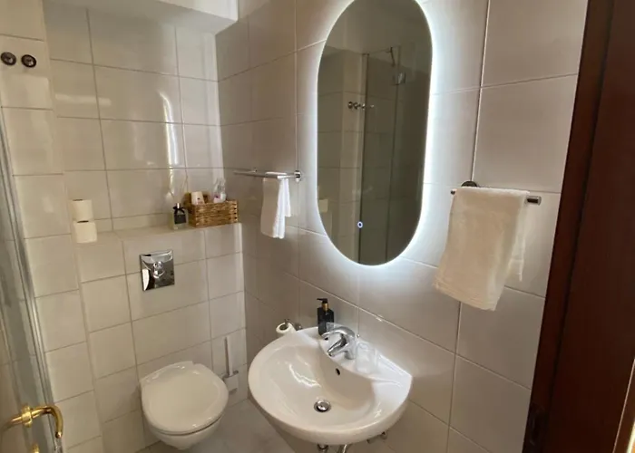 Center Gold With Private Garage Apartment