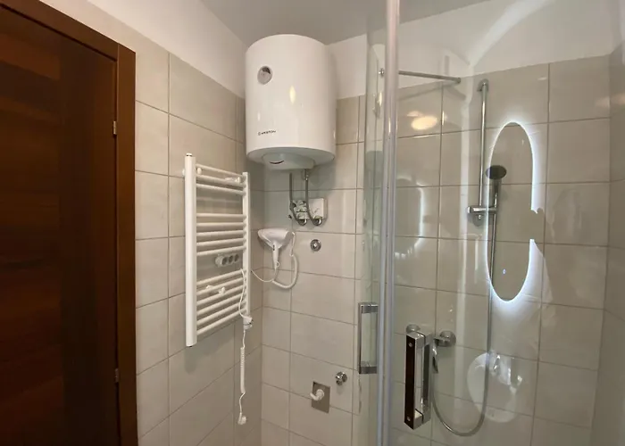 Center Gold With Private Garage Apartment *