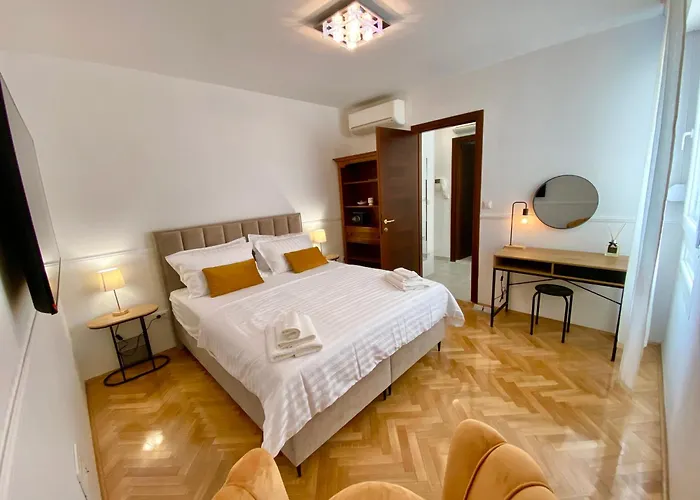 Center Gold With Private Garage Apartment *