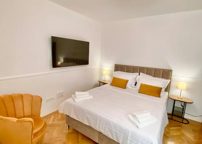 Center Gold With Private Garage * Split