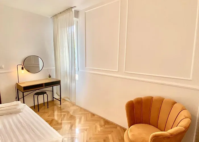 Center Gold With Private Garage Split