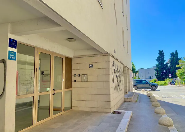 Center Gold With Private Garage Apartment Split